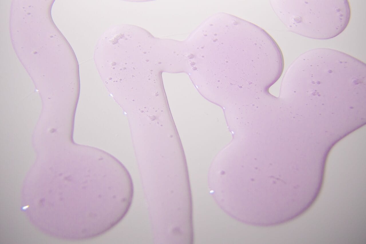 Violettia nestettä valkoisella taustalla