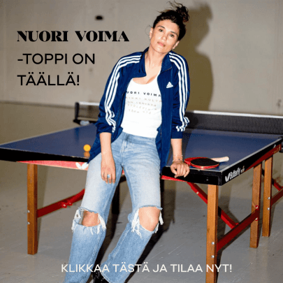 Mainos, jossa malli poseeraa Nuori Voima -toppi yllään