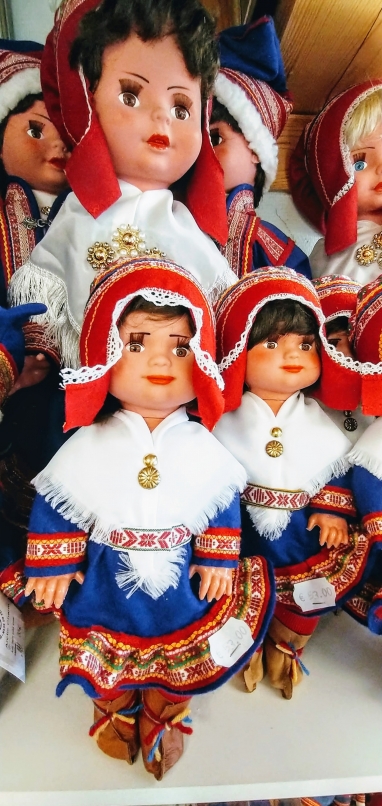 Eri kokoisia saamelaisia jäljitteleviä nukkeja myyntihyllyllä.