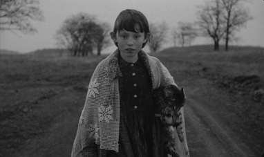 Kuvakaappaus Erika Bokista elokuvassa Satantango.