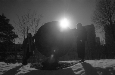 Vastavaloon otettu kuva Alkumuna-veistoksesta