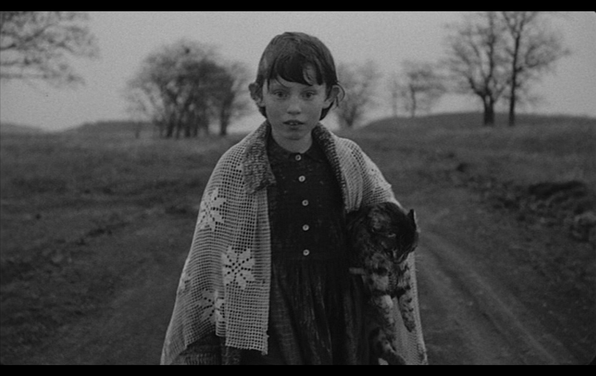 Kuvakaappaus Erika Bokista elokuvassa Satantango.