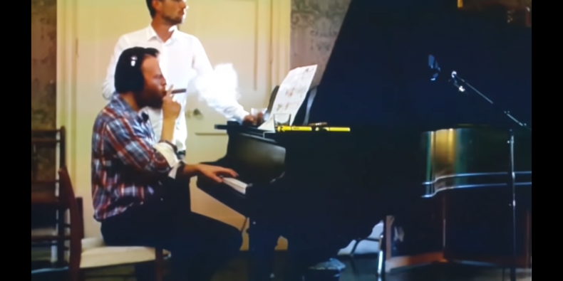 mies soittaa pianoa