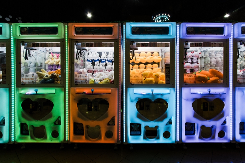 Värikkäitä leluautomaatteja