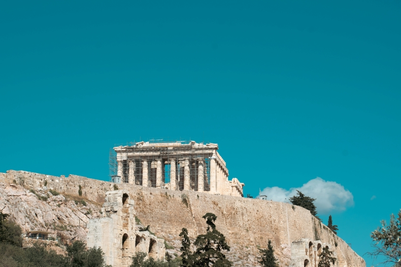 Akropolis-kukkula vasten sinistä taivasta