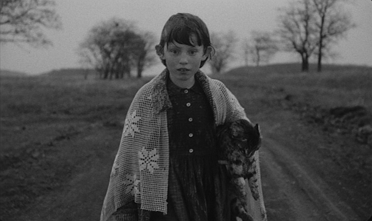 Kuvakaappaus Erika Bokista elokuvassa Satantango.