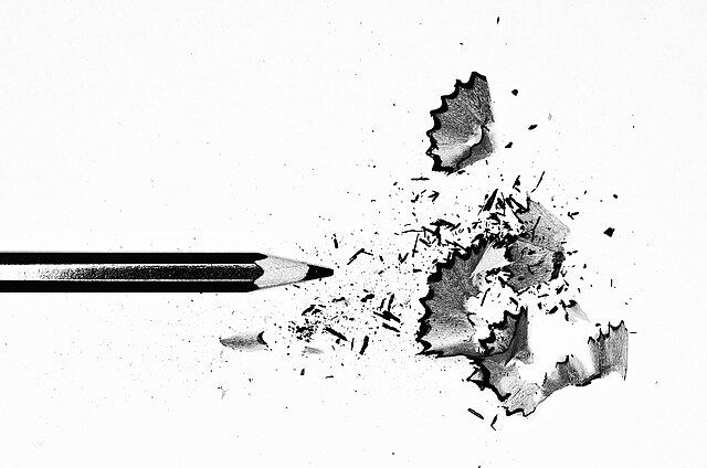 Piirretty lyijykynä ja teroitusroskaa